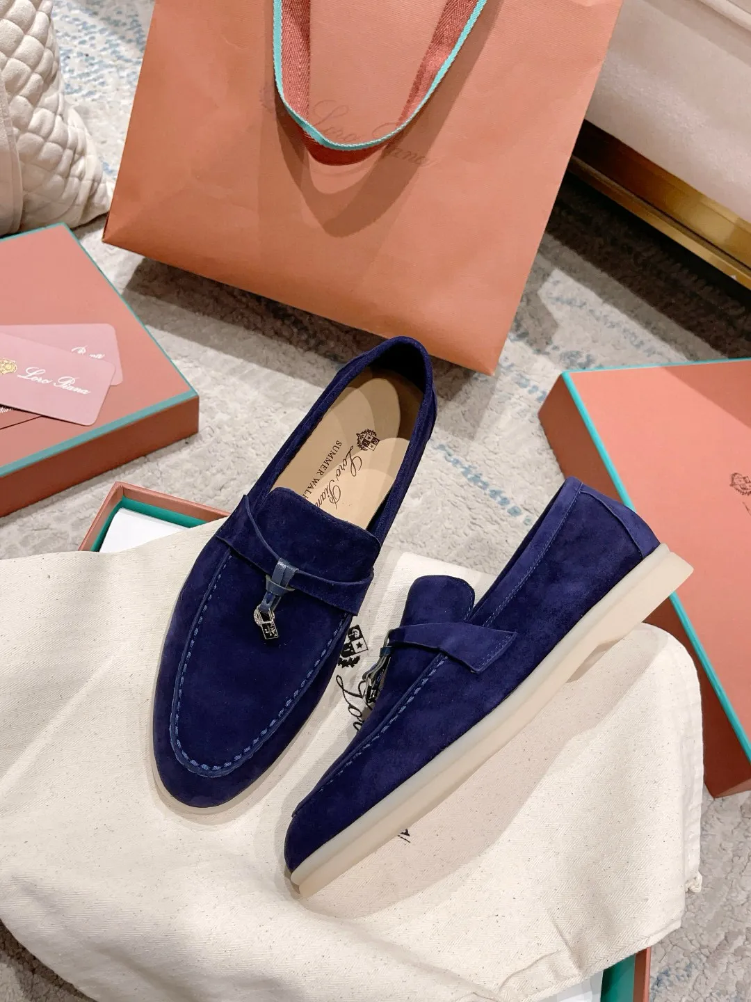 Factory price: 520💰4050 new color. Original purchase, 1⃣️: 1⃣️ folded and developed, Loro Piana professional model to try on feet, quality purchase level, flash sale of common products on the market, welcome to compare, original packaging. Fabric: Imported from Italy🐑High mercerized shearling, Lining: Hand-sewn mark thread in water-dyed cowhide imported from Italy🧵, high-end and elegant. Comfortable on the feet. Size: Women's 35-42 (41, 42) customized, non-returnable, men's 38-45 (46, 47, 48) customized, non-refundable. Fashionable boutiques that you can’t miss, a must-have item